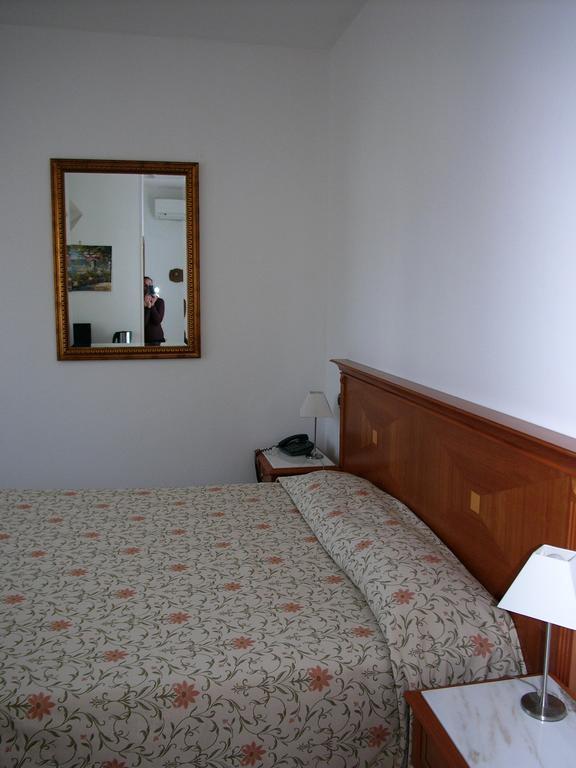 Hotel Lido Deiva Marina Exterior photo