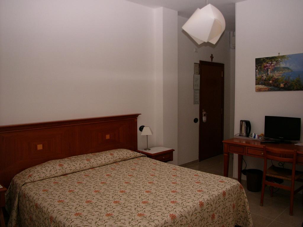 Hotel Lido Deiva Marina Exterior photo