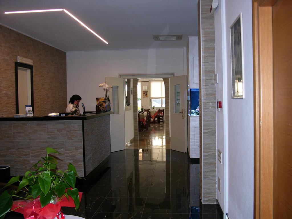 Hotel Lido Deiva Marina Exterior photo
